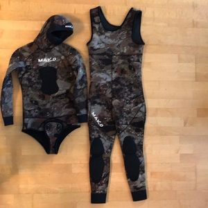 7mm open cell wetsuit. Used a few times and small for my 5’ 10” 160lb frame.